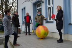 04-w-Apfeluebergabbe