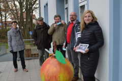 06-w-Apfeluebergabbe
